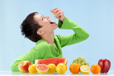 woman eating fruits